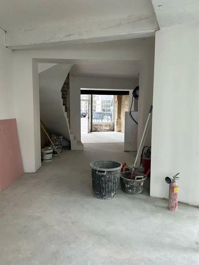 Retail in Rueil-Malmaison to rent Interior Photo- Image 1 of 4