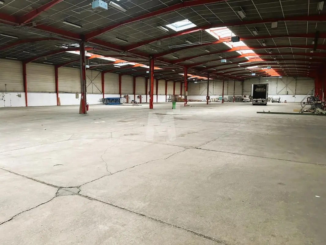 Light Industrial in Morangis to rent Building Photo- Image 1 of 14