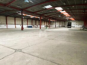 Light Industrial in Morangis to rent Building Photo- Image 1 of 14
