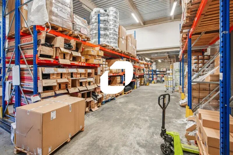 Light Industrial in Nanterre to rent - Interior Photo - Image 2 of 12