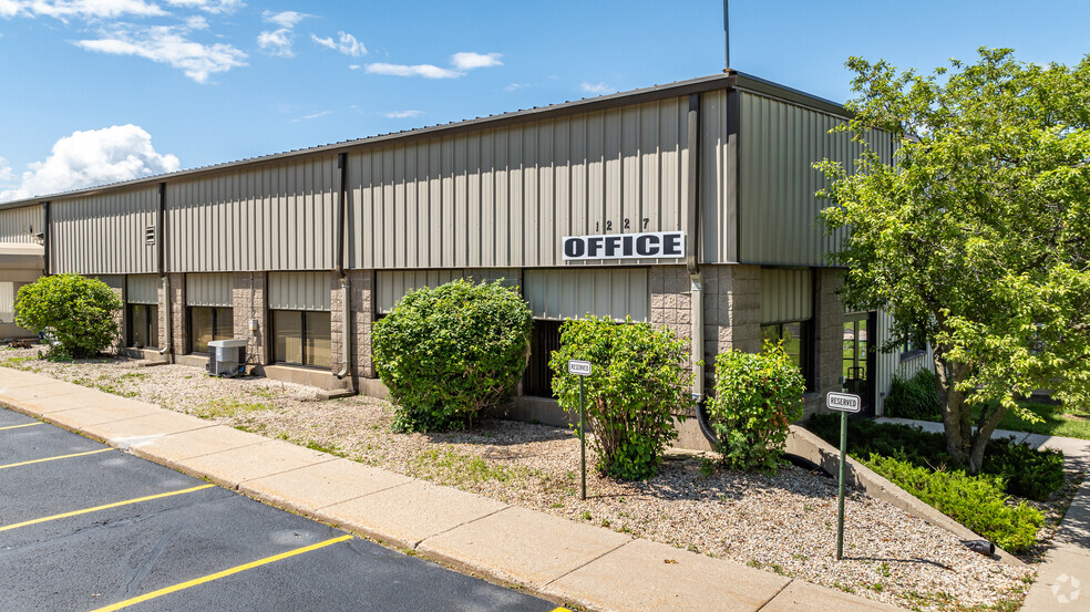 1205-1227 Barberry Dr, Janesville, WI for rent - Building Photo - Image 3 of 20