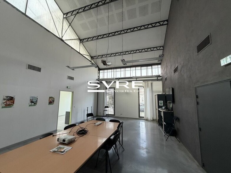 Light Industrial in Marseille to rent - Building Photo - Image 3 of 12