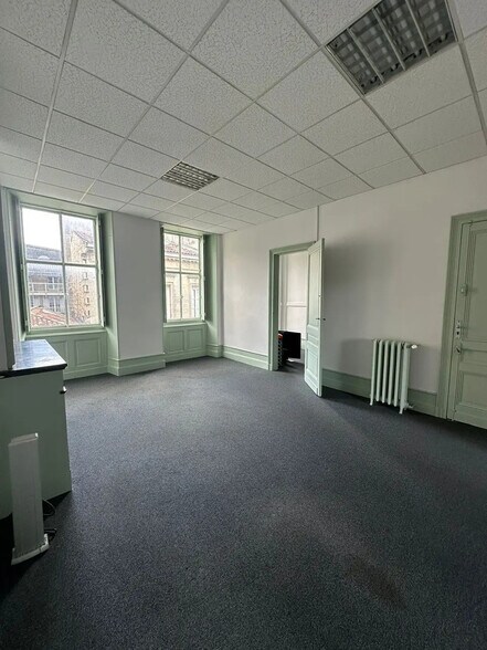 15 Rue Lafaurie De Monbadon, Bordeaux to rent - Interior Photo - Image 2 of 7