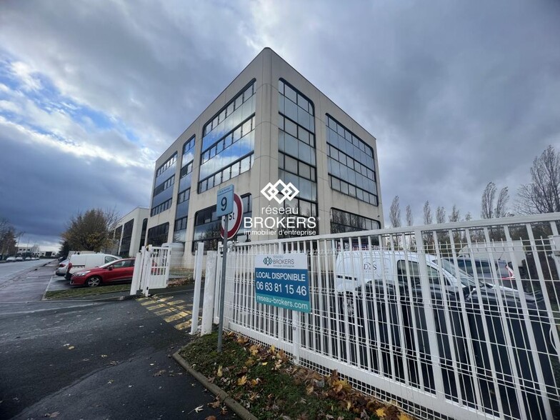 Office in Villebon-sur-Yvette to rent - Building Photo - Image 1 of 8