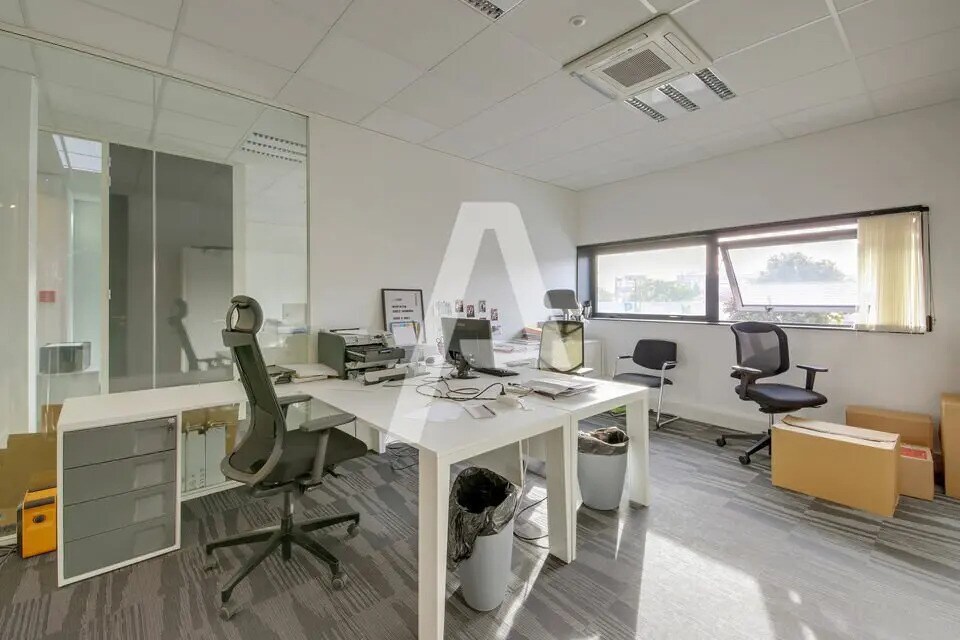 Light Industrial in Ivry-sur-Seine to rent Interior Photo- Image 1 of 6