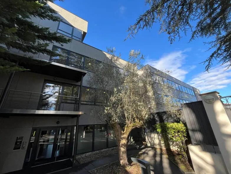 11 Chemin Des Petites Brosses, Caluire-et-Cuire to rent - Building Photo - Image 1 of 13