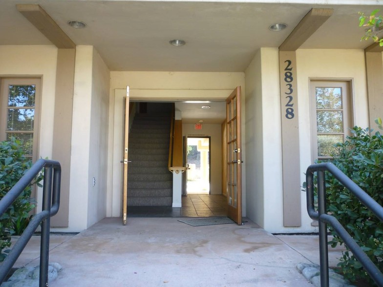 28328 Agoura Rd, Agoura Hills, CA for rent - Building Photo - Image 2 of 9