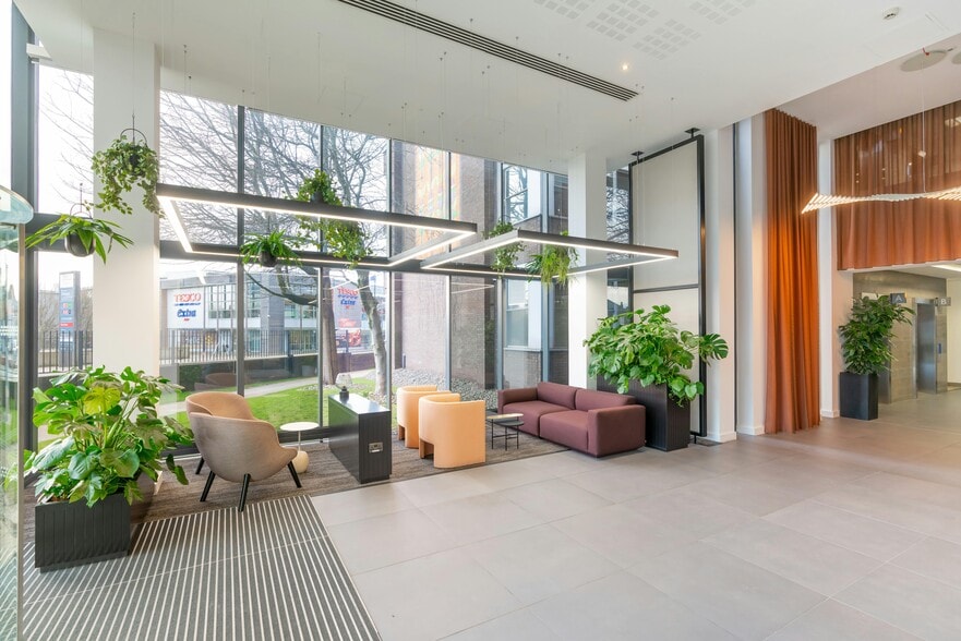 Chester Rd, Manchester to rent - Building Photo - Image 3 of 15