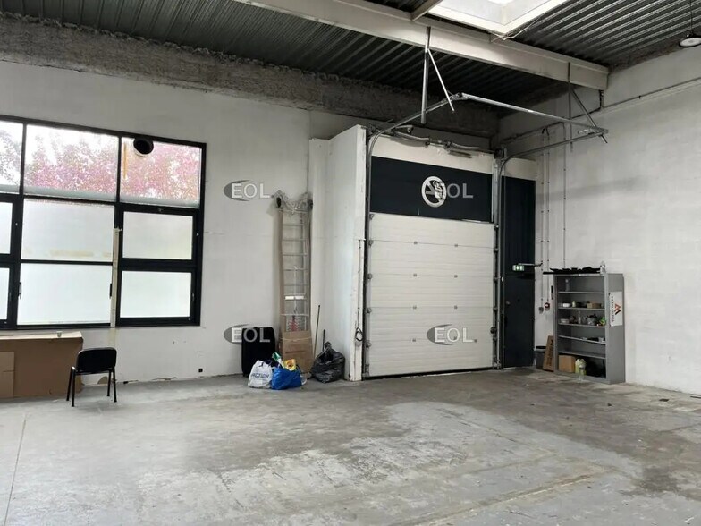 Light Industrial in Gennevilliers to rent - Interior Photo - Image 2 of 10