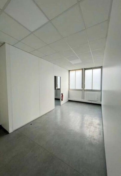 Light Industrial in Coignières to rent - Interior Photo - Image 3 of 10