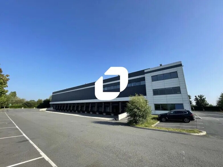 Industrial in Chilly-Mazarin to rent - Building Photo - Image 1 of 17