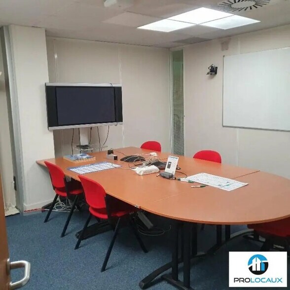 Office in Eybens to rent - Building Photo - Image 1 of 15