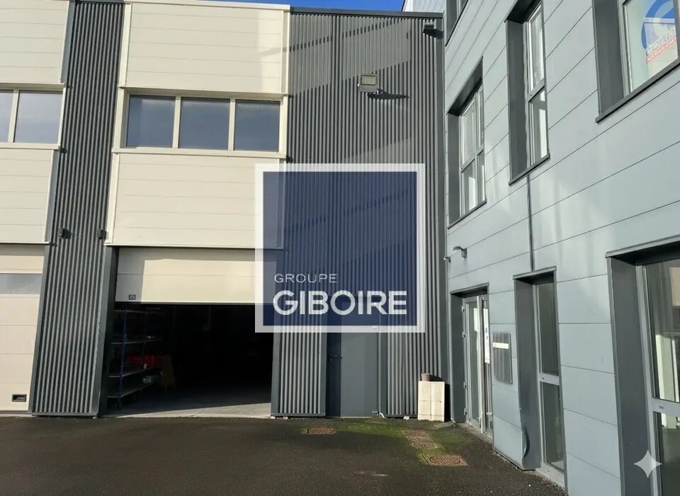 Location Entrepôt 307 m² - Photo 1