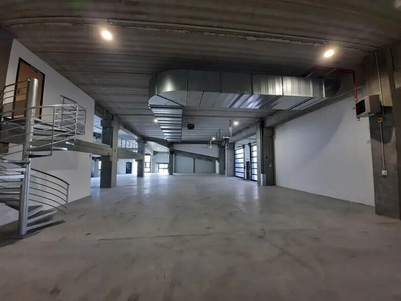 Light Industrial in Colombes to rent - Interior Photo - Image 1 of 5