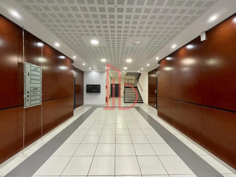 Office in Mérignac to rent - Lobby - Image 2 of 5