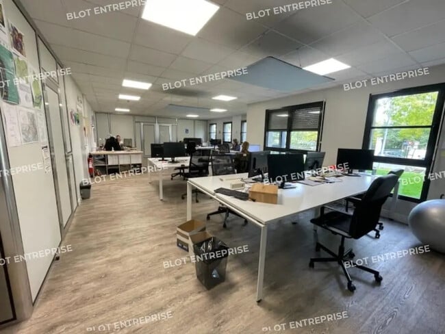 Location Bureaux 180 m²