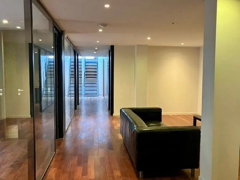 Office in Paris for sale - Interior Photo - Image 2 of 8