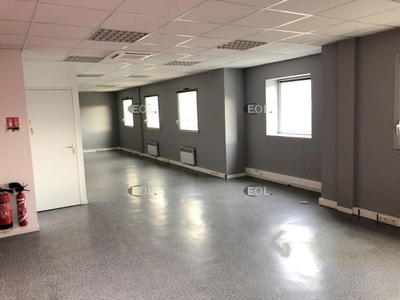Light Industrial in Saint-Priest to rent - Interior Photo - Image 3 of 15