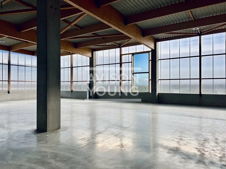 Light Industrial in to rent - Interior Photo - Image 2 of 12