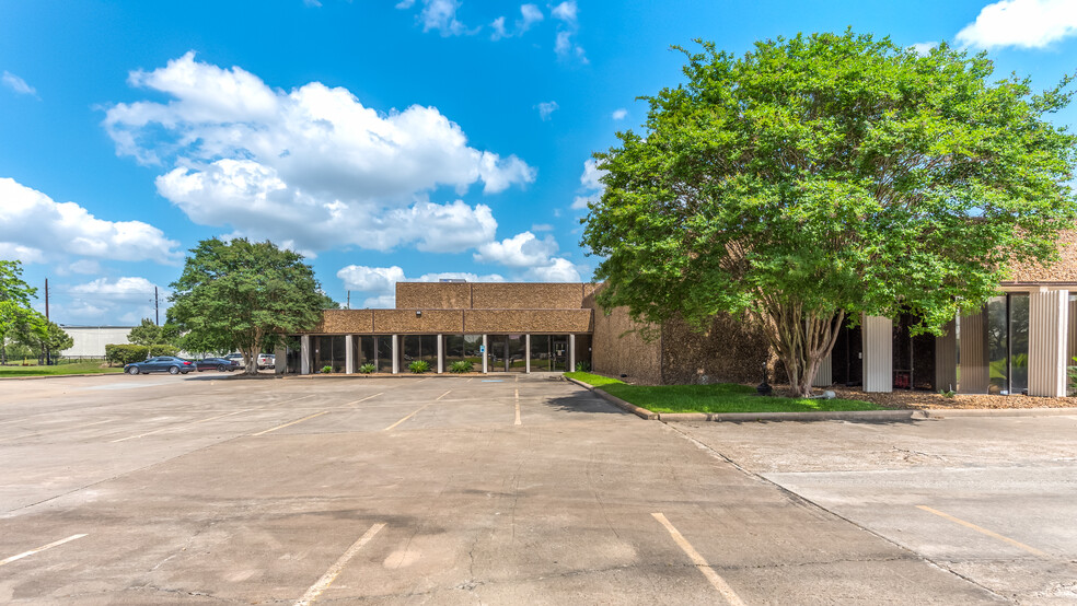 7000-7070 Empire Central Dr, Houston, TX for rent - Building Photo - Image 2 of 8