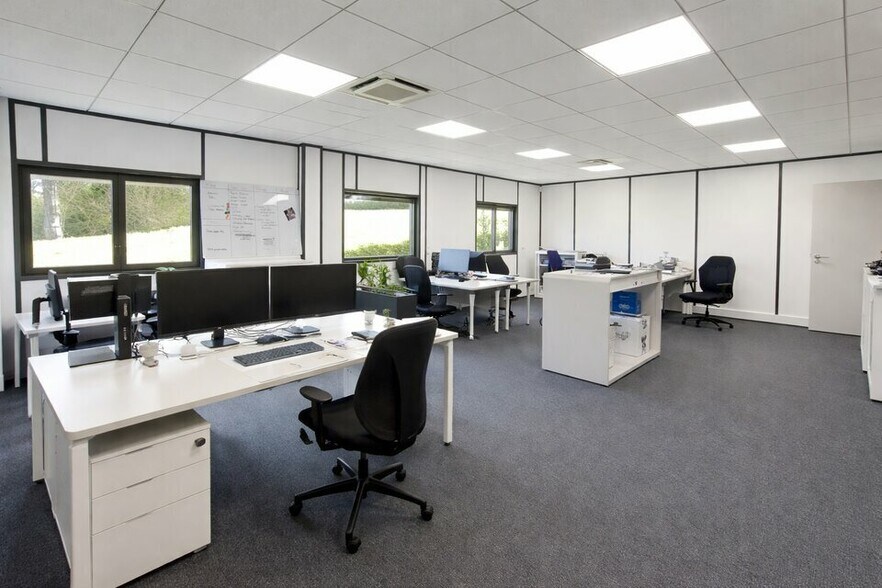 Office in Vaulx-Milieu to rent - Interior Photo - Image 3 of 9
