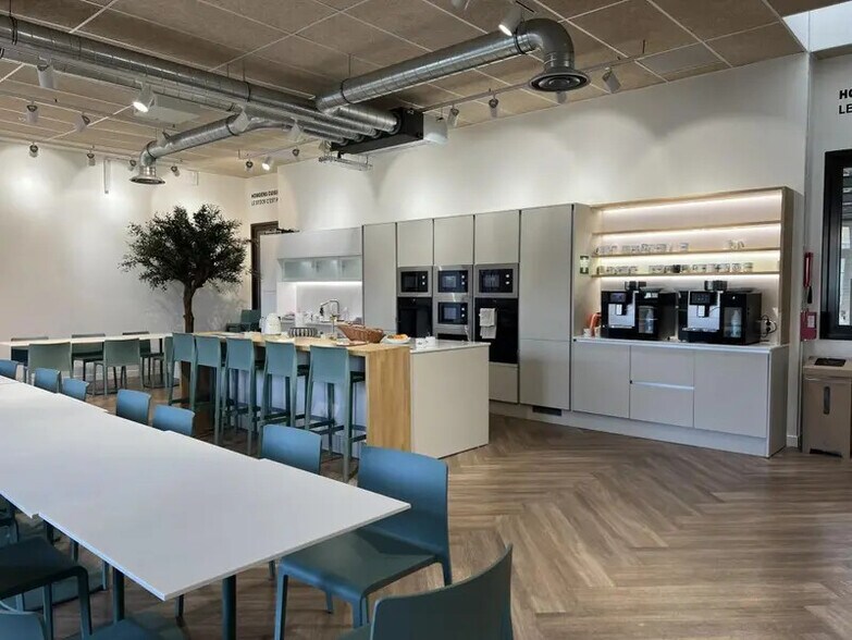Office in Tremblay-en-France to rent - Interior Photo - Image 2 of 8