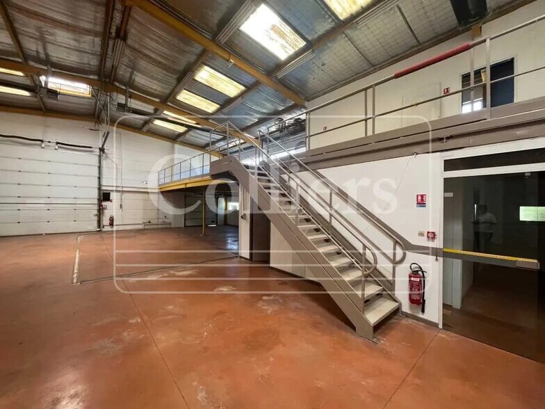 Light Industrial in Vitrolles to rent - Interior Photo - Image 3 of 8