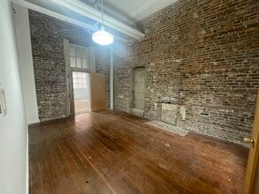 2215 Strand St, Galveston, TX to rent Interior Photo- Image 1 of 3