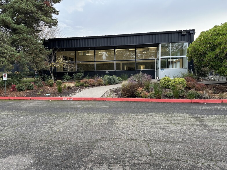 10450 SW Manhasset Dr, Tualatin, OR for rent - Building Photo - Image 2 of 3