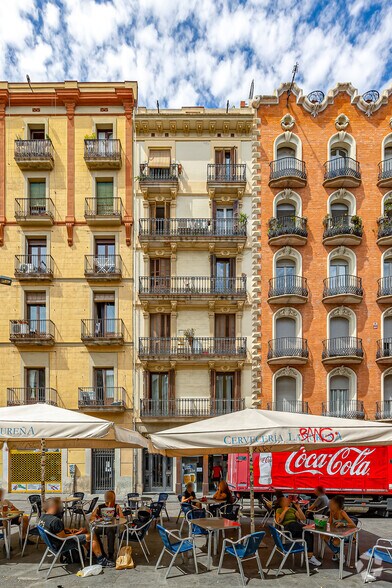 Retail in Barcelona, Barcelona to rent - Primary Photo - Image 1 of 1