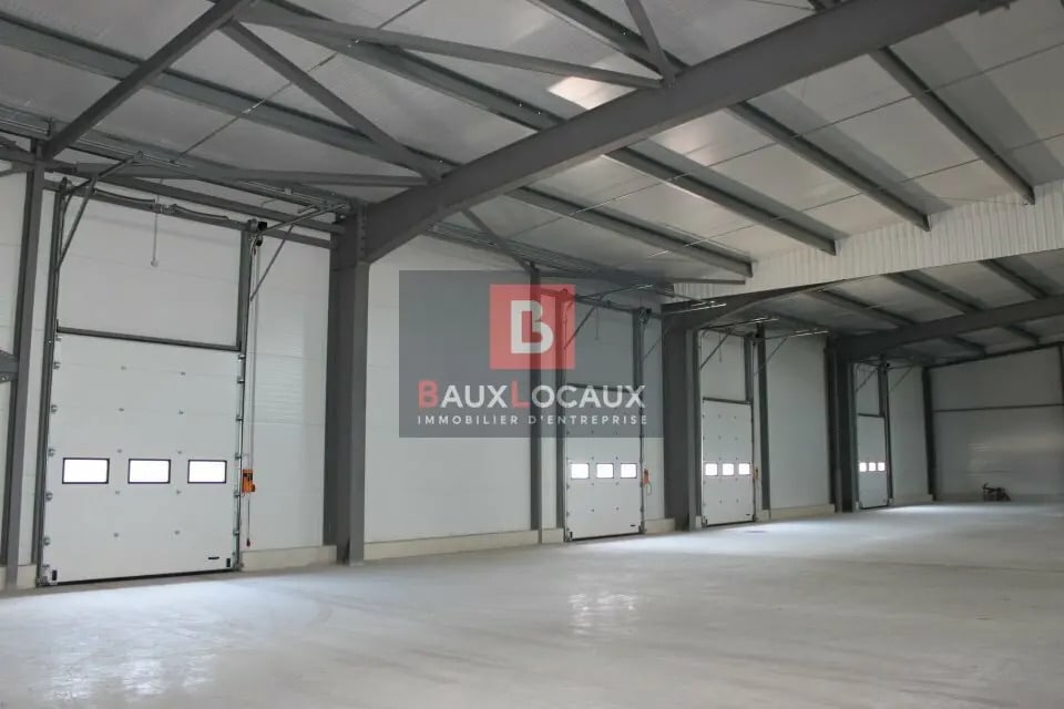 Location Entrepôt 2 600 m² - Photo 1