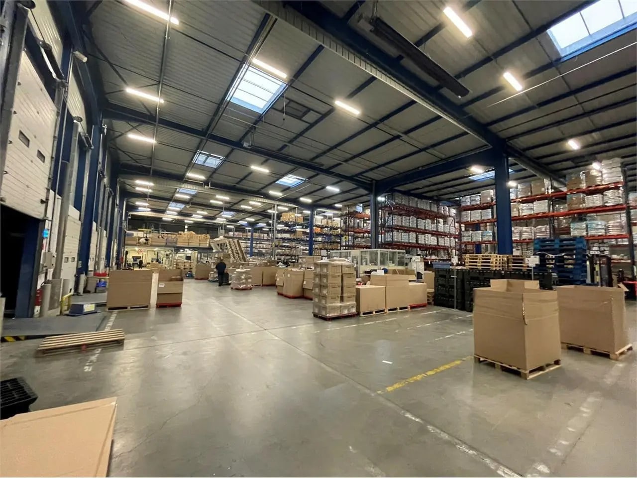 Office in Miribel to rent Interior Photo- Image 1 of 1