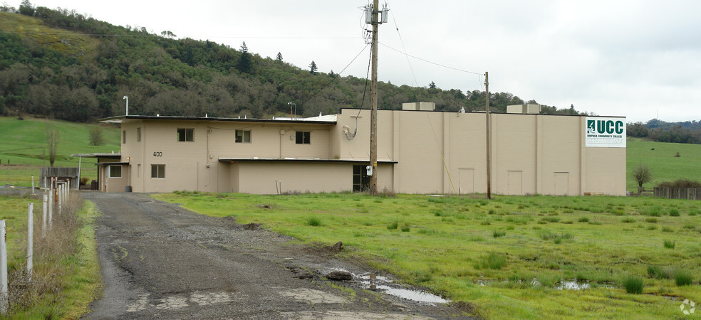 400 Grant Smith Rd, Roseburg, OR for rent - Building Photo - Image 2 of 12