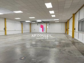 Light Industrial in Trappes to rent Interior Photo- Image 1 of 4