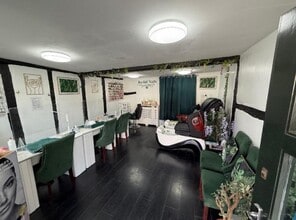 20 Aylesbury End, Beaconsfield to rent Interior Photo- Image 2 of 3