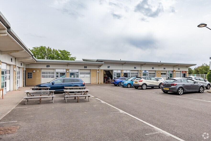 Rivermead Dr, Swindon to rent - Building Photo - Image 1 of 2