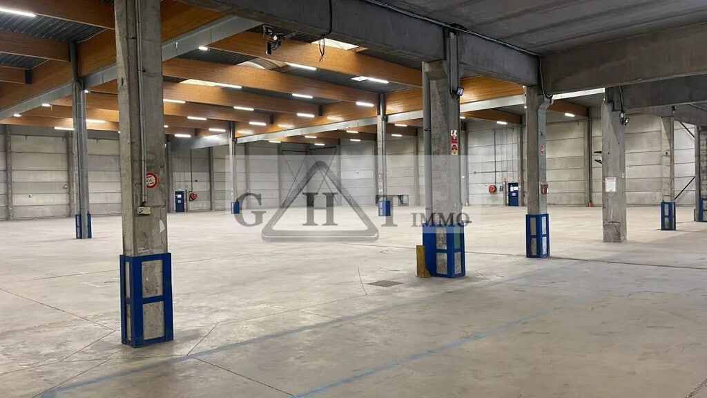 Location Entrepôt 5 023 m² - Photo 1