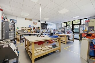 104 Hoppers Rd, London to rent Interior Photo- Image 2 of 12