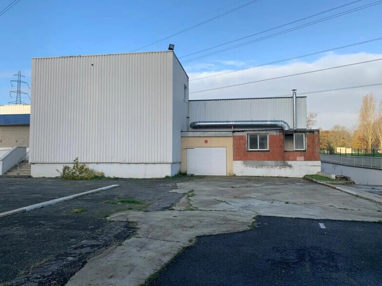 Office in Osny to rent - Building Photo - Image 3 of 10