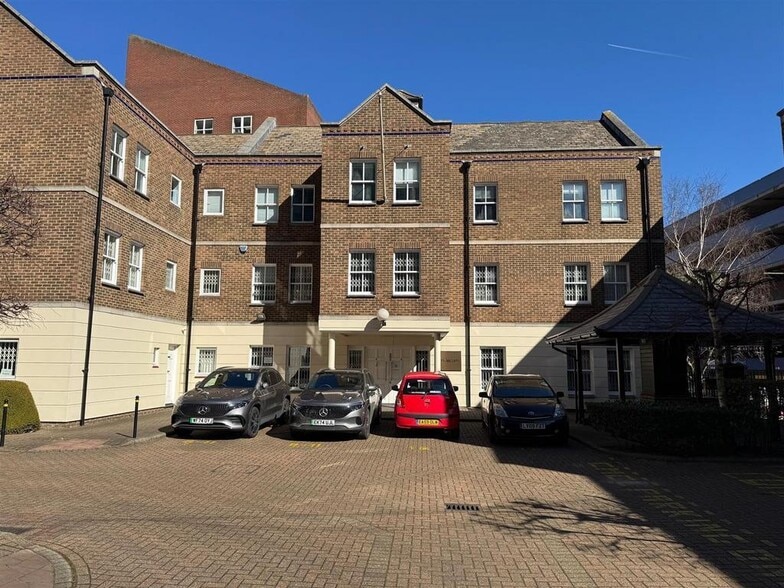 8-11 Clements Ln, Ilford to rent - Primary Photo - Image 1 of 56