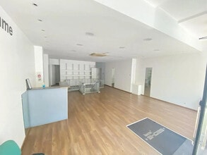 Retail in Paris to rent Interior Photo- Image 2 of 3