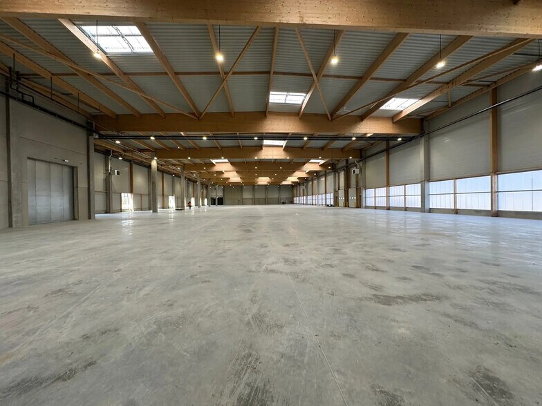 Light Industrial in Louvres to rent - Interior Photo - Image 3 of 7