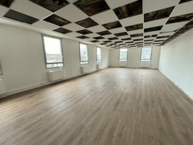 Office in Bron to rent - Interior Photo - Image 2 of 6