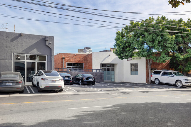 More details for 3384 Robertson Pl, Los Angeles, CA - Office, Light Industrial for Rent