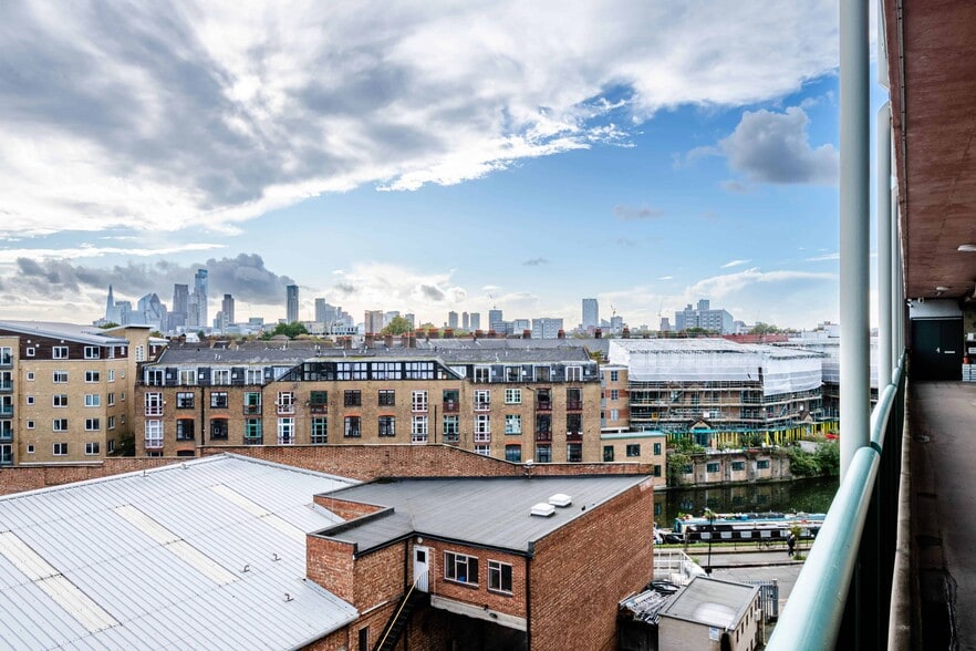 8 Andrews Rd, London to rent - Building Photo - Image 3 of 8