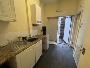 43 Market St, Hyde to rent Interior Photo- Image 2 of 3