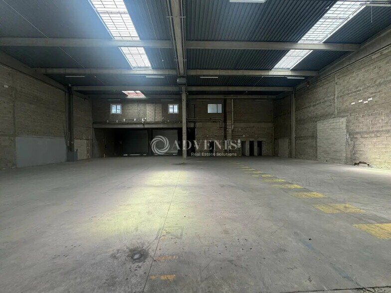 Industrial in Goussainville to rent - Interior Photo - Image 2 of 7