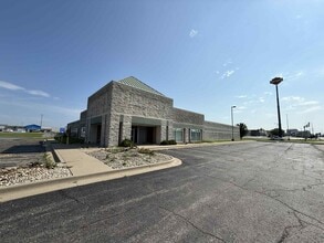2800 Outer Dr, Marion, IL to rent Interior Photo- Image 2 of 6