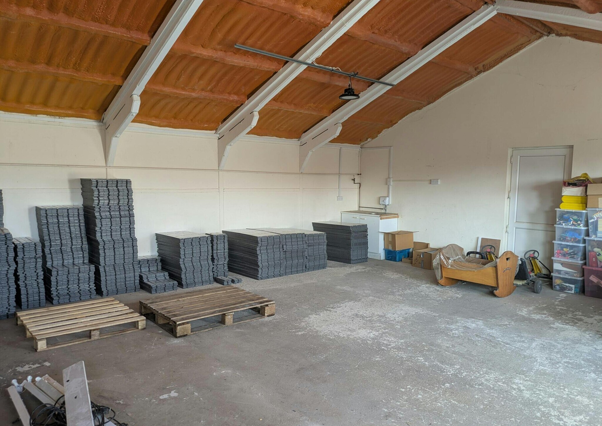 Pennypot Ln, Chobham to rent Interior Photo- Image 1 of 2