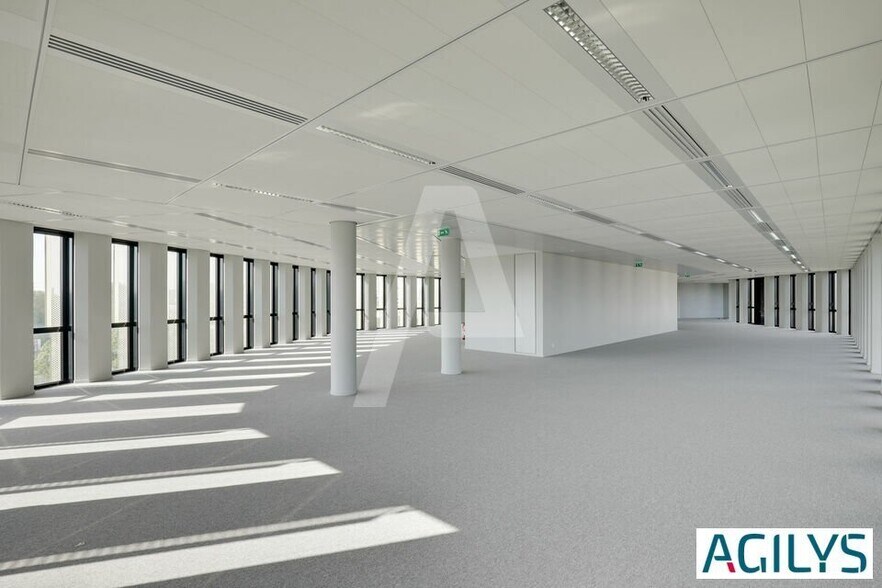92 Avenue De Paris, Massy to rent - Building Photo - Image 3 of 15